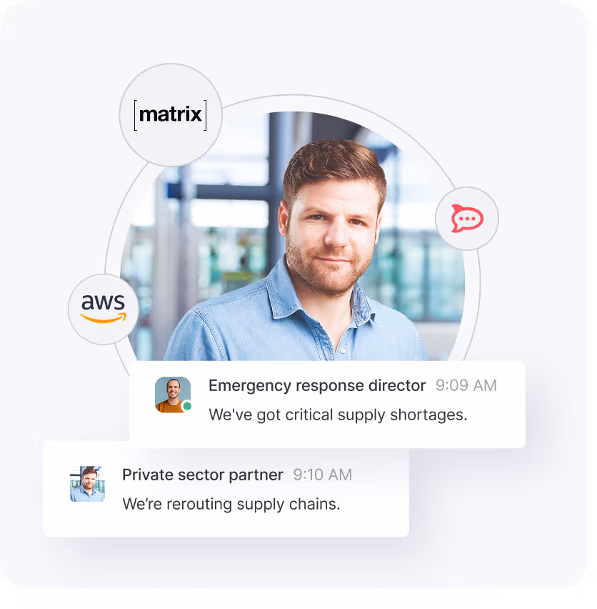 Homem de camisa azul com mensagens de chat sobre escassez na cadeia de abastecimento e redirecionamento do diretor de resposta a emergências e parceiro do setor privado.